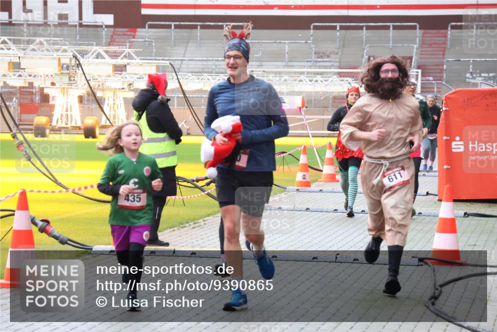 07.12.2025 - St. Pauli X-Mass-Run No. 15 Luisa Fischer http://msf.ph/oto/9390865 07.12.2025 11:00:49 Ziel 435, 611, 225, 410, 433, 435, 439, 440, 529, 611, 985, 988, 1482, 1558, 1702, 1721, 3586, 3952, 4478, 4793 meine-sportfotos.de