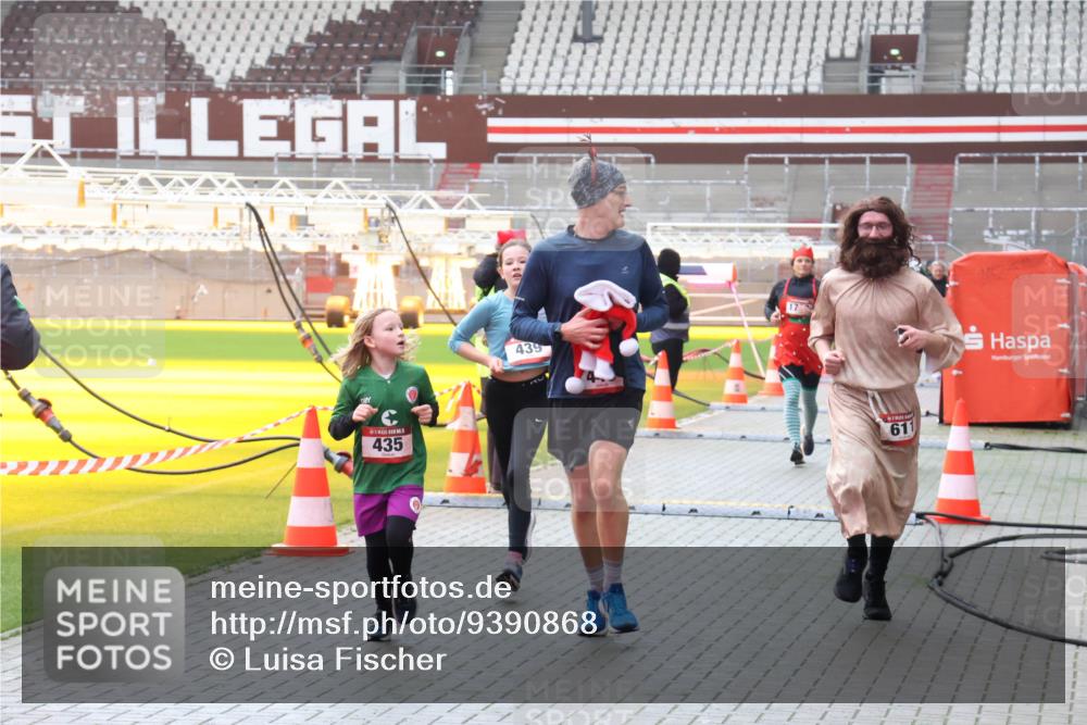 07.12.2025 - St. Pauli X-Mass-Run No. 15 Luisa Fischer http://msf.ph/oto/9390868 07.12.2025 11:00:50 Ziel 435, 439, 611, 225, 410, 433, 435, 439, 440, 529, 611, 985, 988, 1482, 1558, 1702, 1721, 3586, 3952, 4478, 4793 meine-sportfotos.de