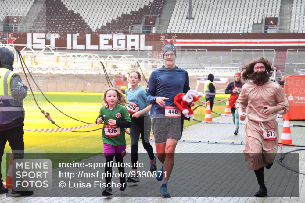 07.12.2025 - St. Pauli X-Mass-Run No. 15 Luisa Fischer http://msf.ph/oto/9390871 07.12.2025 11:00:51 Ziel 5, 435, 439, 440, 72, 611, 225, 410, 433, 435, 439, 440, 529, 611, 985, 988, 1482, 1558, 1702, 1721, 3586, 3952, 4478, 4793 meine-sportfotos.de