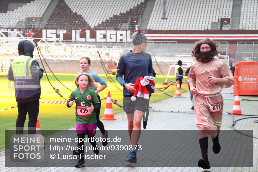 07.12.2025 - St. Pauli X-Mass-Run No. 15 Luisa Fischer http://msf.ph/oto/9390873 07.12.2025 11:00:51 Ziel 435, 611, 225, 410, 433, 435, 439, 440, 529, 611, 985, 988, 1482, 1558, 1702, 1721, 3586, 3952, 4478, 4793 meine-sportfotos.de