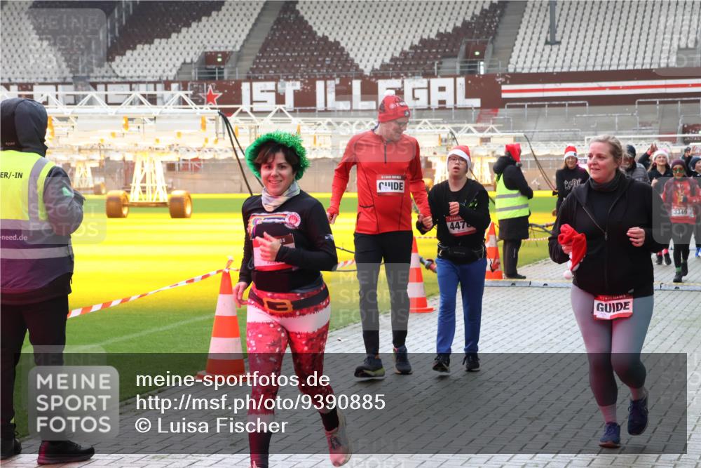 07.12.2025 - St. Pauli X-Mass-Run No. 15 Luisa Fischer http://msf.ph/oto/9390885 07.12.2025 11:01:13 Ziel 10, 447, 3349, 68, 135, 225, 410, 433, 435, 439, 440, 492, 611, 985, 988, 1065, 1068, 1660, 1705, 1721, 3349, 3353, 3952, 4478, 4793 meine-sportfotos.de
