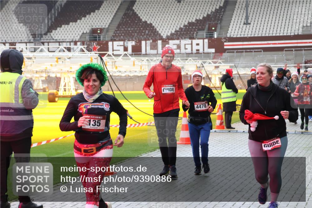 07.12.2025 - St. Pauli X-Mass-Run No. 15 Luisa Fischer http://msf.ph/oto/9390886 07.12.2025 11:01:13 Ziel 15, 135, 4478, 849, 68, 135, 225, 410, 433, 435, 439, 440, 492, 611, 985, 988, 1065, 1068, 1660, 1705, 1721, 3349, 3353, 3952, 4478, 4793 meine-sportfotos.de