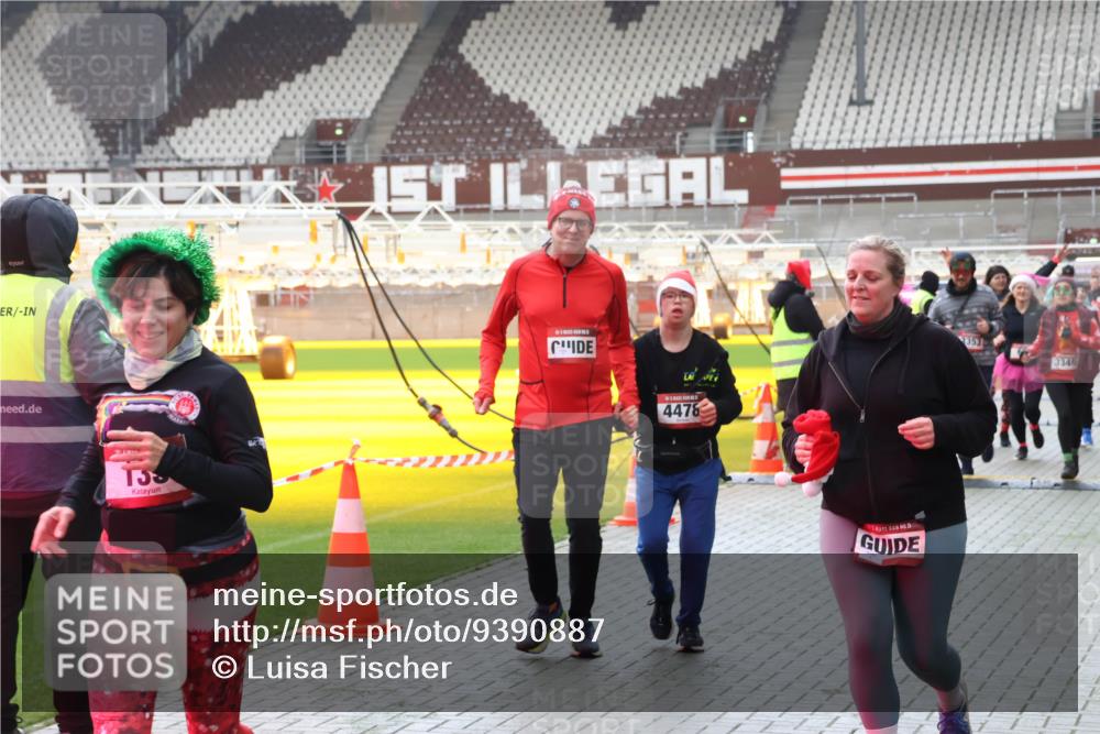 07.12.2025 - St. Pauli X-Mass-Run No. 15 Luisa Fischer http://msf.ph/oto/9390887 07.12.2025 11:01:14 Ziel 55, 4478, 353, 3349, 68, 135, 225, 410, 433, 435, 439, 440, 492, 611, 985, 988, 1065, 1068, 1660, 1705, 1721, 3349, 3353, 3952, 4478, 4793 meine-sportfotos.de