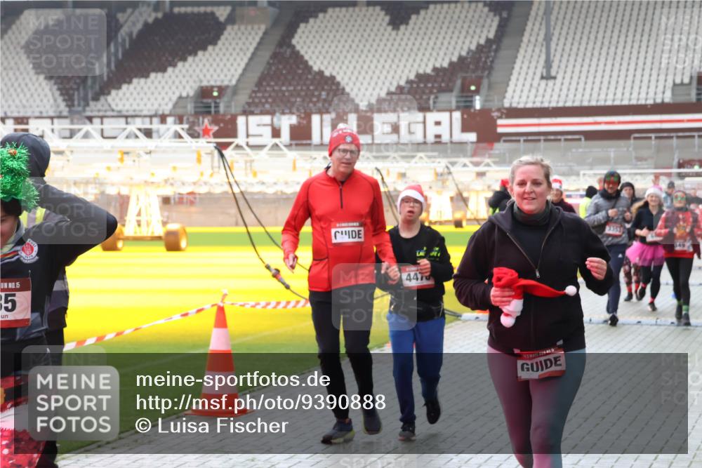 07.12.2025 - St. Pauli X-Mass-Run No. 15 Luisa Fischer http://msf.ph/oto/9390888 07.12.2025 11:01:14 Ziel 15, 35, 1, 447, 3357, 68, 135, 225, 410, 433, 435, 439, 440, 492, 611, 985, 988, 1065, 1068, 1660, 1705, 1721, 3349, 3353, 3952, 4478, 4793 meine-sportfotos.de