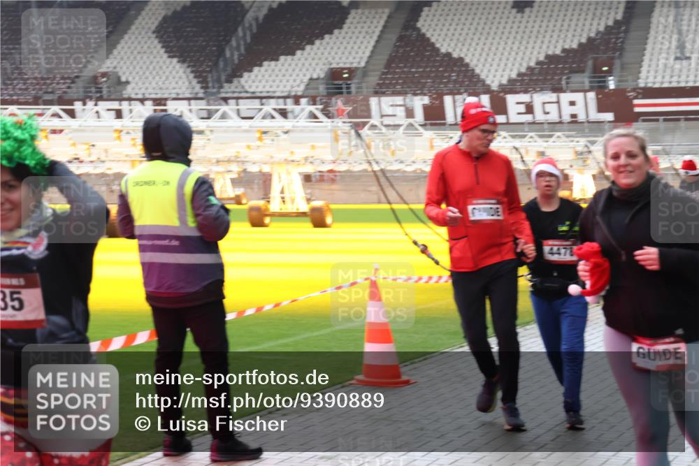 07.12.2025 - St. Pauli X-Mass-Run No. 15 Luisa Fischer http://msf.ph/oto/9390889 07.12.2025 11:01:14 Ziel 35, 4478, 68, 135, 225, 410, 433, 435, 439, 440, 492, 611, 985, 988, 1065, 1068, 1660, 1705, 1721, 3349, 3353, 3952, 4478, 4793 meine-sportfotos.de