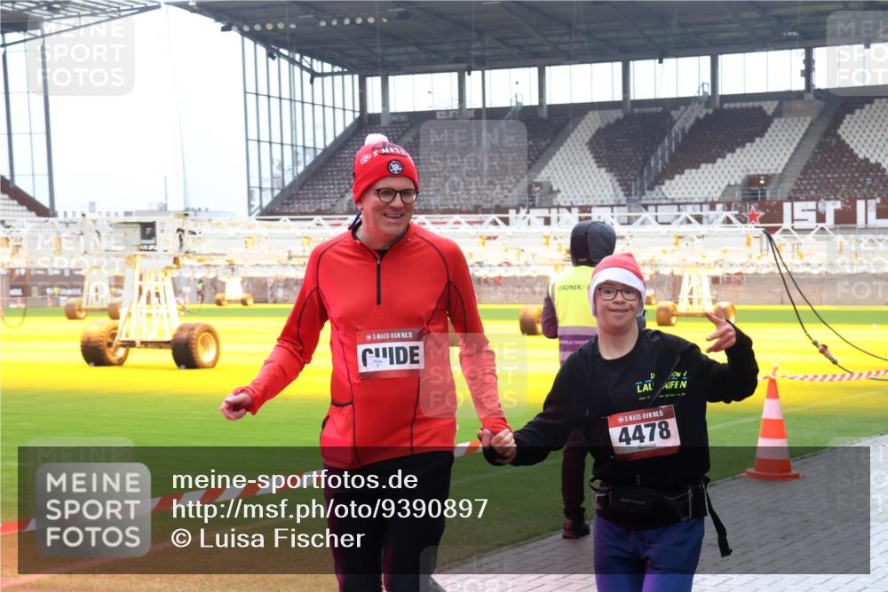 07.12.2025 - St. Pauli X-Mass-Run No. 15 Luisa Fischer http://msf.ph/oto/9390897 07.12.2025 11:01:18 Ziel 1, 15, 5, 4478, 68, 89, 135, 410, 433, 435, 439, 440, 492, 611, 1065, 1068, 1660, 1705, 1721, 3349, 3353, 3952, 4478 meine-sportfotos.de
