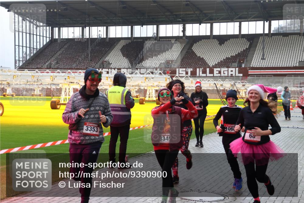 07.12.2025 - St. Pauli X-Mass-Run No. 15 Luisa Fischer http://msf.ph/oto/9390900 07.12.2025 11:01:21 Ziel 3353, 3349, 41, 106, 68, 68, 89, 135, 410, 433, 435, 439, 440, 492, 557, 611, 1065, 1068, 1660, 1705, 1721, 3349, 3353, 3952, 4478 meine-sportfotos.de