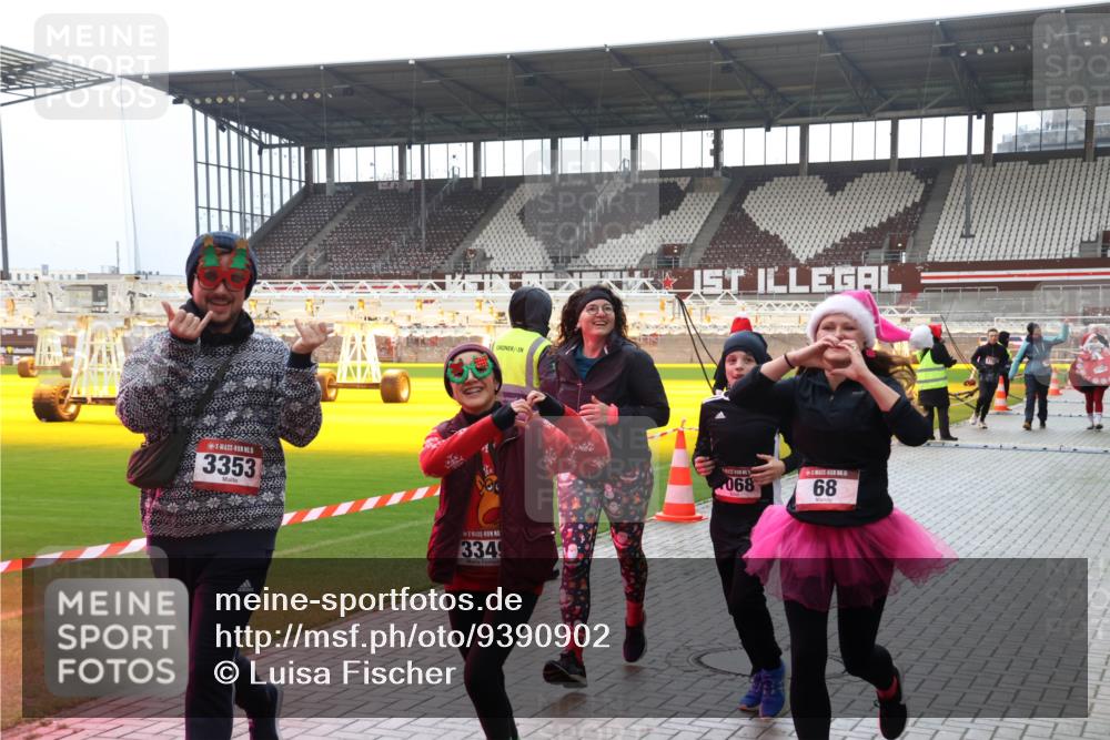 07.12.2025 - St. Pauli X-Mass-Run No. 15 Luisa Fischer http://msf.ph/oto/9390902 07.12.2025 11:01:22 Ziel 5, 3353, 334, 068, 68, 68, 89, 135, 410, 433, 439, 492, 557, 611, 1065, 1068, 1660, 1705, 1721, 3349, 3353, 3952, 4478 meine-sportfotos.de
