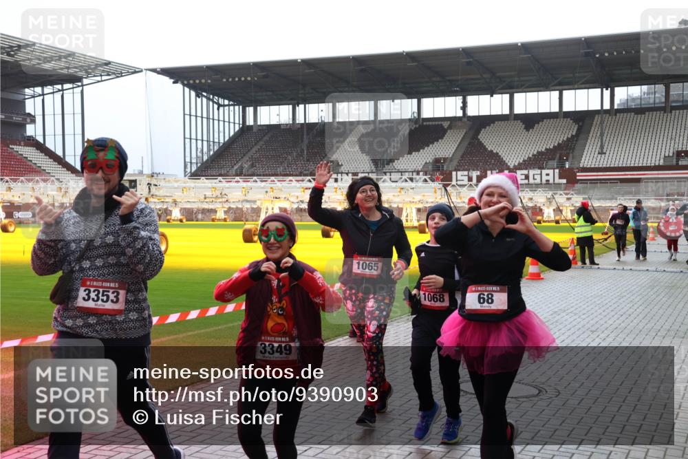 07.12.2025 - St. Pauli X-Mass-Run No. 15 Luisa Fischer http://msf.ph/oto/9390903 07.12.2025 11:01:22 Ziel 15, 3353, 5, 3349, 1065, 1068, 15, 68, 68, 89, 135, 410, 433, 439, 492, 557, 611, 1065, 1068, 1660, 1705, 1721, 3349, 3353, 3952, 4478 meine-sportfotos.de