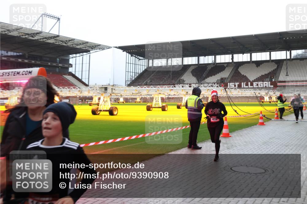 07.12.2025 - St. Pauli X-Mass-Run No. 15 Luisa Fischer http://msf.ph/oto/9390908 07.12.2025 11:01:24 Ziel 065, 410, 68, 89, 132, 135, 139, 410, 433, 439, 492, 557, 1065, 1068, 1660, 1705, 1721, 3349, 3353 meine-sportfotos.de