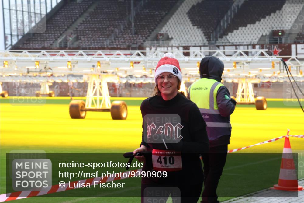 07.12.2025 - St. Pauli X-Mass-Run No. 15 Luisa Fischer http://msf.ph/oto/9390909 07.12.2025 11:01:25 Ziel 15, 410, 68, 89, 132, 135, 139, 410, 433, 439, 492, 557, 1065, 1068, 1660, 1705, 1721, 3349, 3353 meine-sportfotos.de