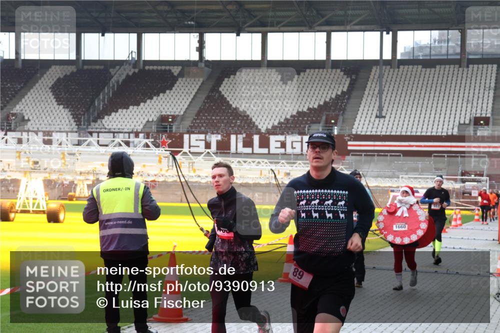 07.12.2025 - St. Pauli X-Mass-Run No. 15 Luisa Fischer http://msf.ph/oto/9390913 07.12.2025 11:01:28 Ziel 89, 1660, 557, 68, 89, 132, 135, 139, 410, 433, 439, 492, 557, 1065, 1068, 1660, 1705, 3349, 3353 meine-sportfotos.de