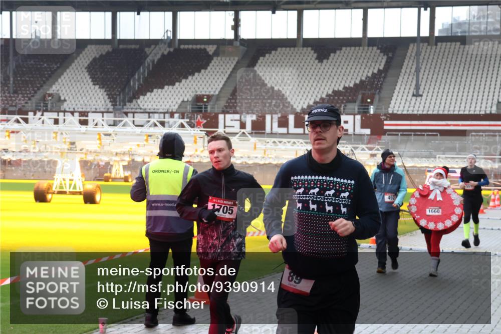 07.12.2025 - St. Pauli X-Mass-Run No. 15 Luisa Fischer http://msf.ph/oto/9390914 07.12.2025 11:01:28 Ziel 5, 1705, 4444, 89, 492, 1660, 68, 89, 132, 135, 139, 410, 433, 439, 492, 557, 1065, 1068, 1660, 1705, 3349, 3353 meine-sportfotos.de