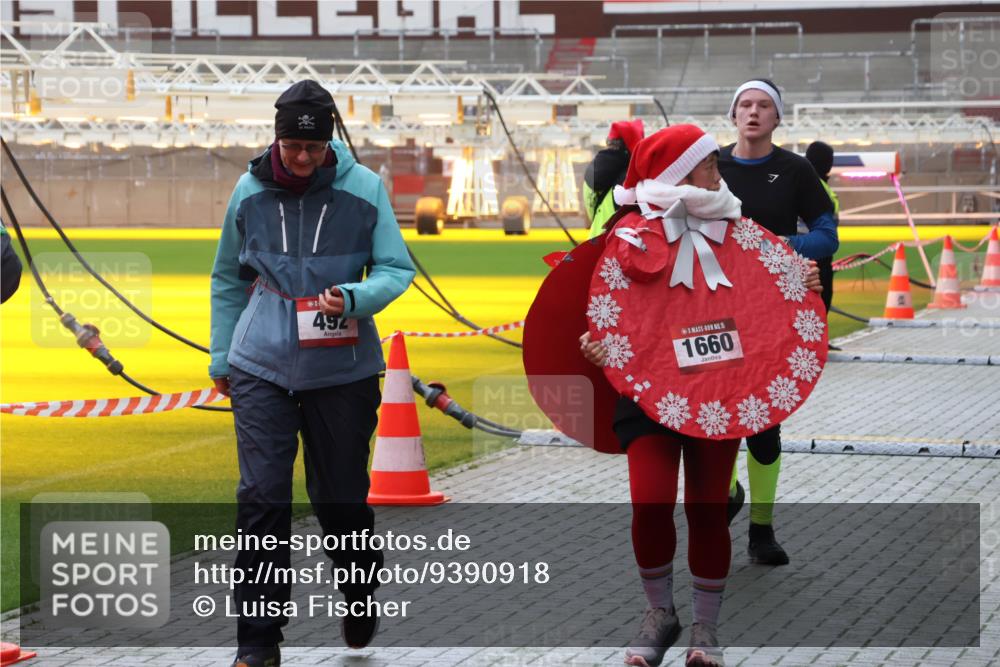 07.12.2025 - St. Pauli X-Mass-Run No. 15 Luisa Fischer http://msf.ph/oto/9390918 07.12.2025 11:01:31 Ziel 492, 15, 1660, 68, 89, 132, 135, 139, 410, 433, 439, 492, 557, 1065, 1068, 1300, 1660, 1705, 2252, 3349, 3353 meine-sportfotos.de