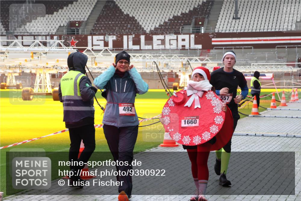 07.12.2025 - St. Pauli X-Mass-Run No. 15 Luisa Fischer http://msf.ph/oto/9390922 07.12.2025 11:01:32 Ziel 492, 5, 1660, 557, 68, 89, 132, 135, 139, 433, 492, 557, 770, 771, 1065, 1068, 1300, 1660, 1705, 2252, 3349, 3353 meine-sportfotos.de