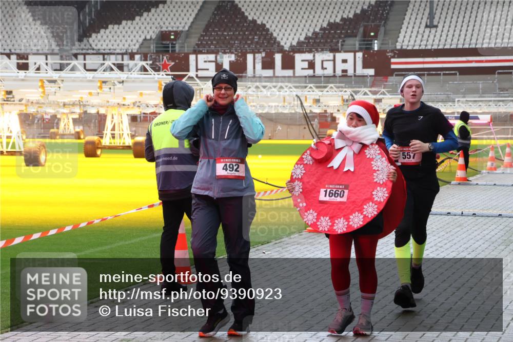 07.12.2025 - St. Pauli X-Mass-Run No. 15 Luisa Fischer http://msf.ph/oto/9390923 07.12.2025 11:01:33 Ziel 15, 492, 5, 1660, 557, 68, 89, 132, 135, 139, 492, 557, 766, 770, 771, 1065, 1068, 1300, 1660, 1705, 2251, 2252, 3349, 3353 meine-sportfotos.de