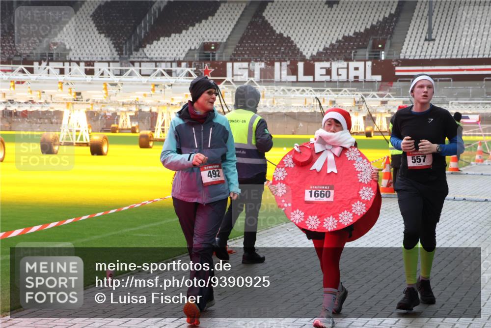 07.12.2025 - St. Pauli X-Mass-Run No. 15 Luisa Fischer http://msf.ph/oto/9390925 07.12.2025 11:01:33 Ziel 492, 5, 1660, 557, 68, 89, 132, 135, 139, 492, 557, 766, 770, 771, 1065, 1068, 1300, 1660, 1705, 2251, 2252, 3349, 3353 meine-sportfotos.de