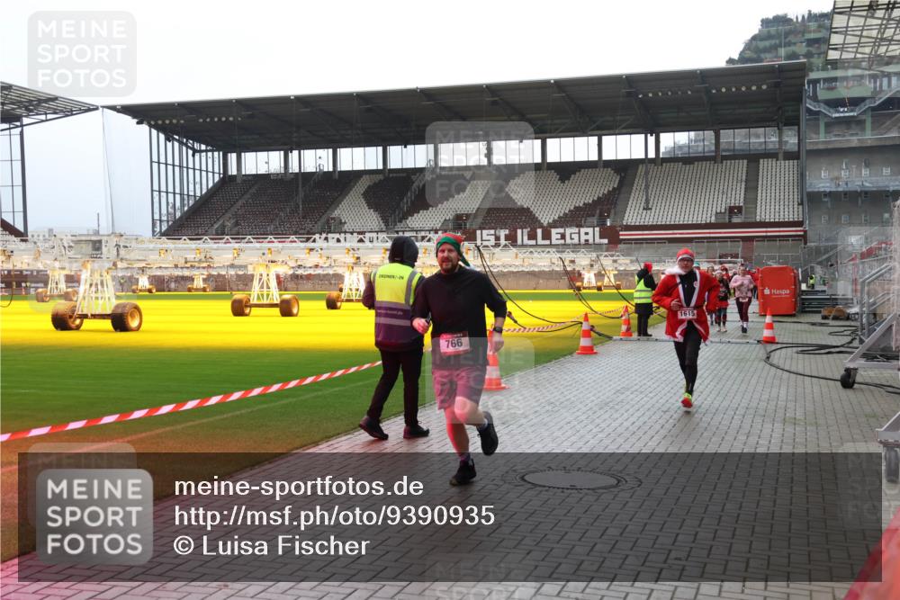07.12.2025 - St. Pauli X-Mass-Run No. 15 Luisa Fischer http://msf.ph/oto/9390935 07.12.2025 11:01:49 Ziel 766, 1615, 89, 132, 139, 336, 376, 557, 766, 770, 771, 1045, 1048, 1065, 1068, 1300, 1367, 1615, 1705, 2251, 2252 meine-sportfotos.de