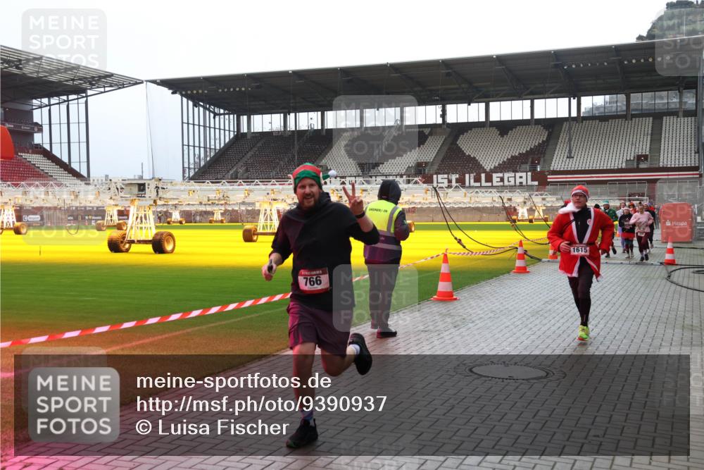 07.12.2025 - St. Pauli X-Mass-Run No. 15 Luisa Fischer http://msf.ph/oto/9390937 07.12.2025 11:01:50 Ziel 766, 1615, 89, 132, 139, 336, 376, 557, 766, 770, 771, 1045, 1048, 1300, 1367, 1615, 1705, 2251, 2252 meine-sportfotos.de