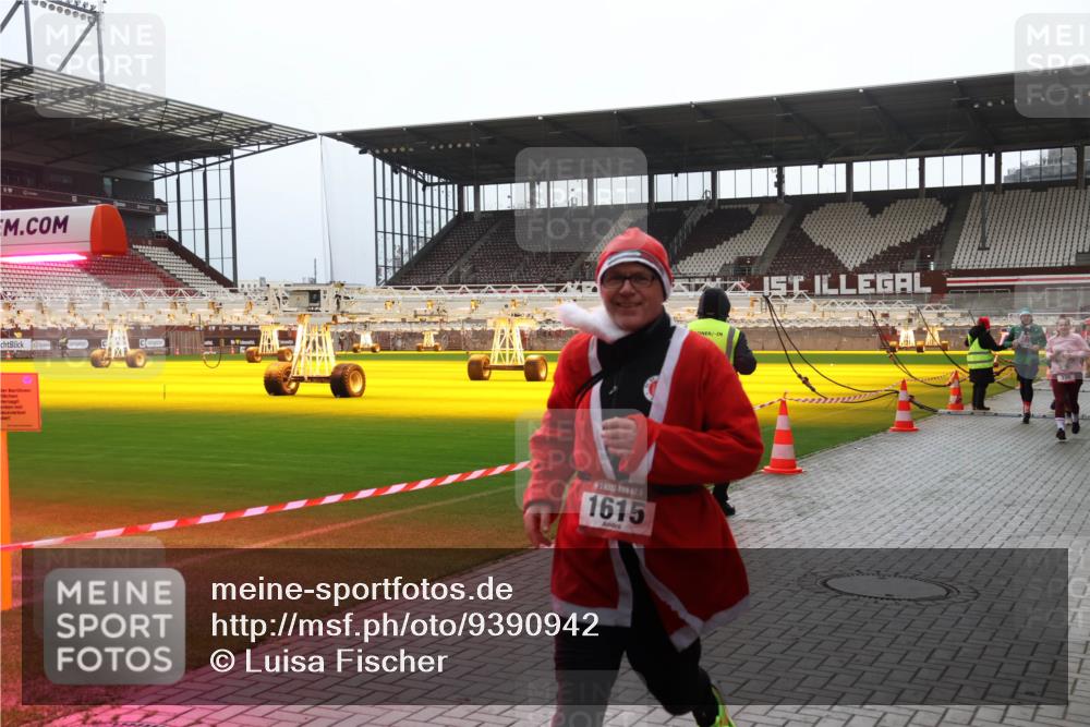 07.12.2025 - St. Pauli X-Mass-Run No. 15 Luisa Fischer http://msf.ph/oto/9390942 07.12.2025 11:01:52 Ziel 1615, 336, 89, 132, 139, 336, 376, 557, 766, 770, 771, 1045, 1048, 1067, 1300, 1367, 1615, 1705, 2251, 2252 meine-sportfotos.de