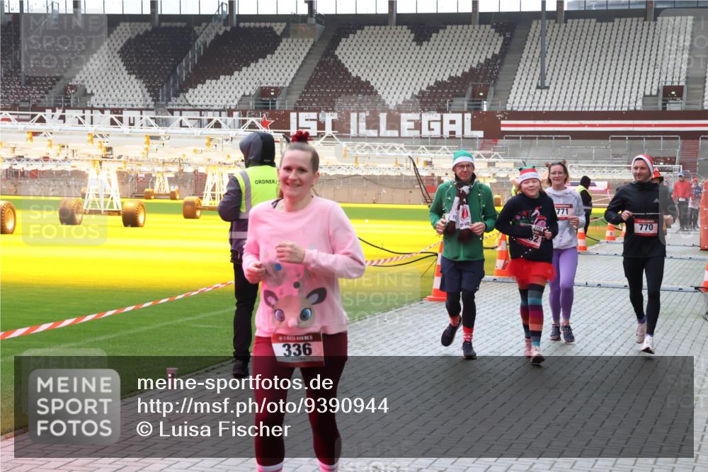 07.12.2025 - St. Pauli X-Mass-Run No. 15 Luisa Fischer http://msf.ph/oto/9390944 07.12.2025 11:01:56 Ziel 3, 5, 336, 2252, 771, 770, 89, 132, 139, 336, 376, 557, 766, 770, 771, 1045, 1048, 1067, 1300, 1367, 1615, 1637, 1640, 1705, 2251, 2252 meine-sportfotos.de