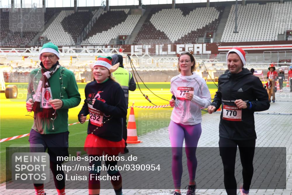 07.12.2025 - St. Pauli X-Mass-Run No. 15 Luisa Fischer http://msf.ph/oto/9390954 07.12.2025 11:01:59 Ziel 252, 77, 15, 770, 89, 132, 139, 336, 376, 557, 766, 770, 771, 1045, 1048, 1067, 1300, 1367, 1615, 1637, 1640, 1705, 2251, 2252 meine-sportfotos.de