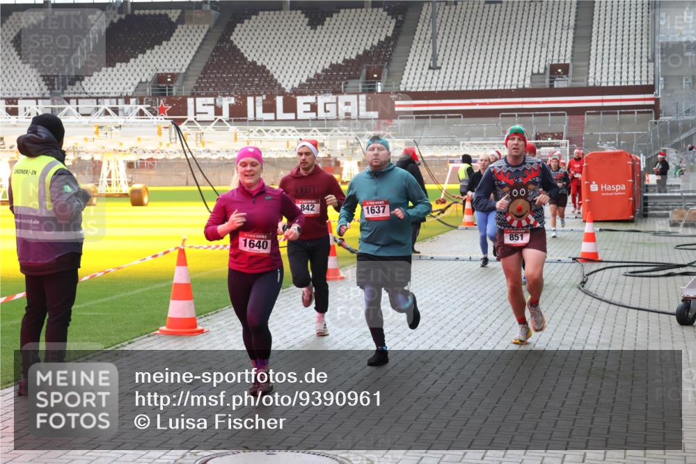 07.12.2025 - St. Pauli X-Mass-Run No. 15 Luisa Fischer http://msf.ph/oto/9390961 07.12.2025 11:02:13 Ziel 1640, 00, 842, 1637, 851, 95, 336, 376, 766, 770, 771, 837, 838, 842, 851, 1045, 1048, 1067, 1300, 1367, 1416, 1615, 1637, 1640, 2251, 2252, 2576 meine-sportfotos.de