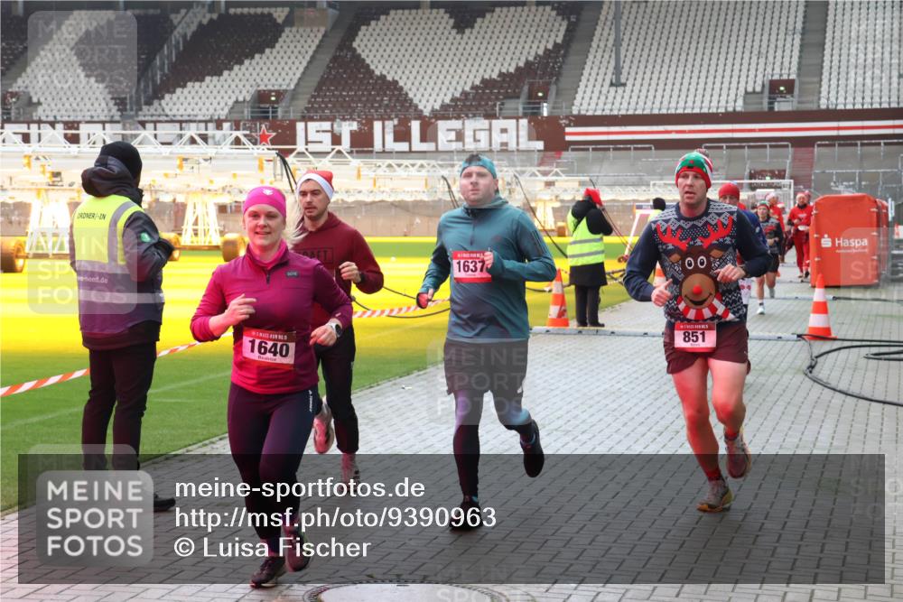 07.12.2025 - St. Pauli X-Mass-Run No. 15 Luisa Fischer http://msf.ph/oto/9390963 07.12.2025 11:02:14 Ziel 15, 1640, 1637, 00, 851, 95, 336, 376, 766, 770, 771, 837, 838, 842, 851, 1045, 1048, 1067, 1143, 1300, 1367, 1416, 1615, 1637, 1640, 2251, 2252, 2576 meine-sportfotos.de
