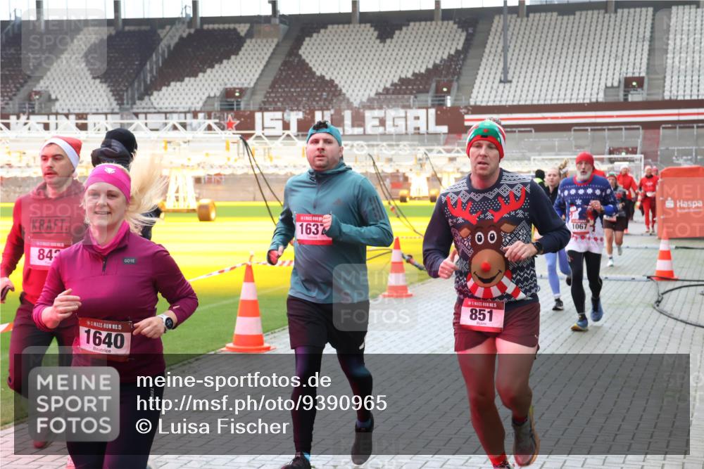 07.12.2025 - St. Pauli X-Mass-Run No. 15 Luisa Fischer http://msf.ph/oto/9390965 07.12.2025 11:02:15 Ziel 842, 15, 1640, 1637, 851, 1067, 95, 336, 376, 766, 770, 771, 837, 838, 842, 851, 1045, 1048, 1067, 1143, 1300, 1367, 1416, 1615, 1637, 1640, 2251, 2252, 2576 meine-sportfotos.de