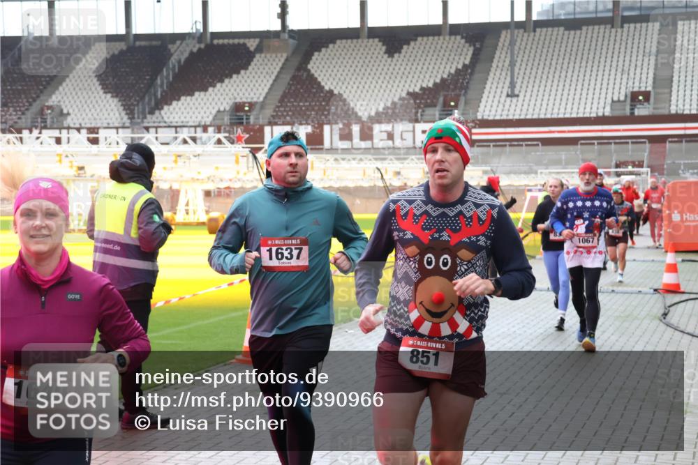 07.12.2025 - St. Pauli X-Mass-Run No. 15 Luisa Fischer http://msf.ph/oto/9390966 07.12.2025 11:02:15 Ziel 15, 1640, 15, 1637, 00, 15, 851, 1067, 95, 336, 376, 766, 770, 771, 837, 838, 842, 851, 1045, 1048, 1067, 1143, 1300, 1367, 1416, 1615, 1637, 1640, 2251, 2252, 2576 meine-sportfotos.de