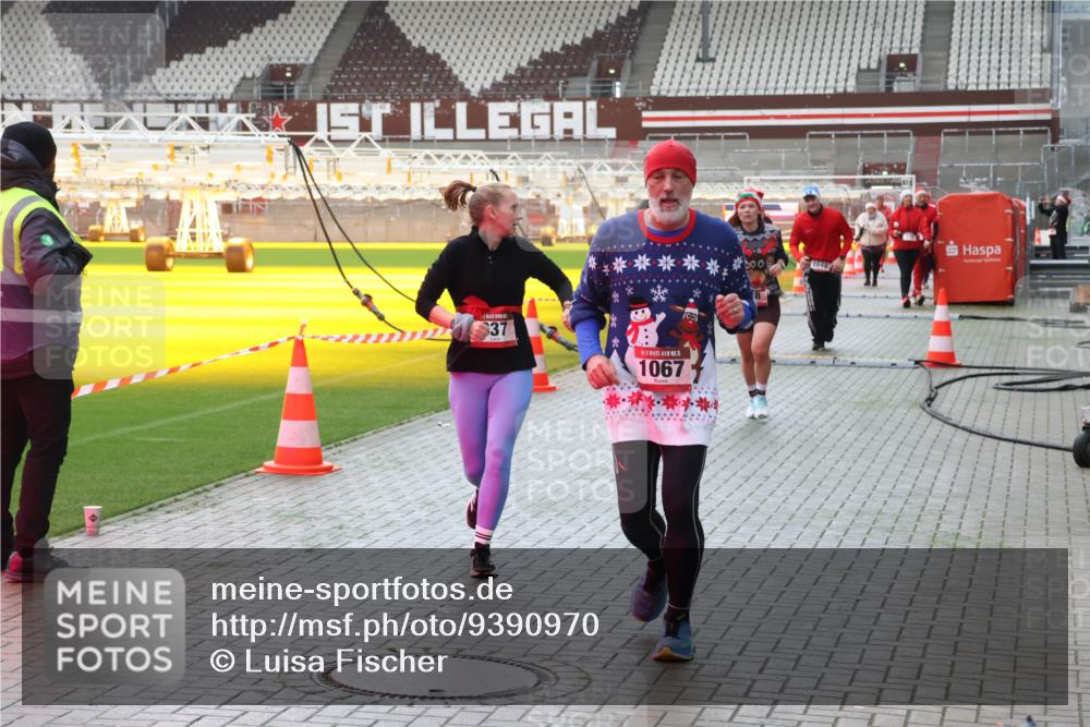 07.12.2025 - St. Pauli X-Mass-Run No. 15 Luisa Fischer http://msf.ph/oto/9390970 07.12.2025 11:02:18 Ziel 37, 15, 1067, 1001, 95, 193, 336, 376, 766, 770, 771, 837, 838, 842, 847, 851, 1045, 1048, 1067, 1143, 1300, 1367, 1416, 1615, 1637, 1640, 2251, 2252, 2576 meine-sportfotos.de