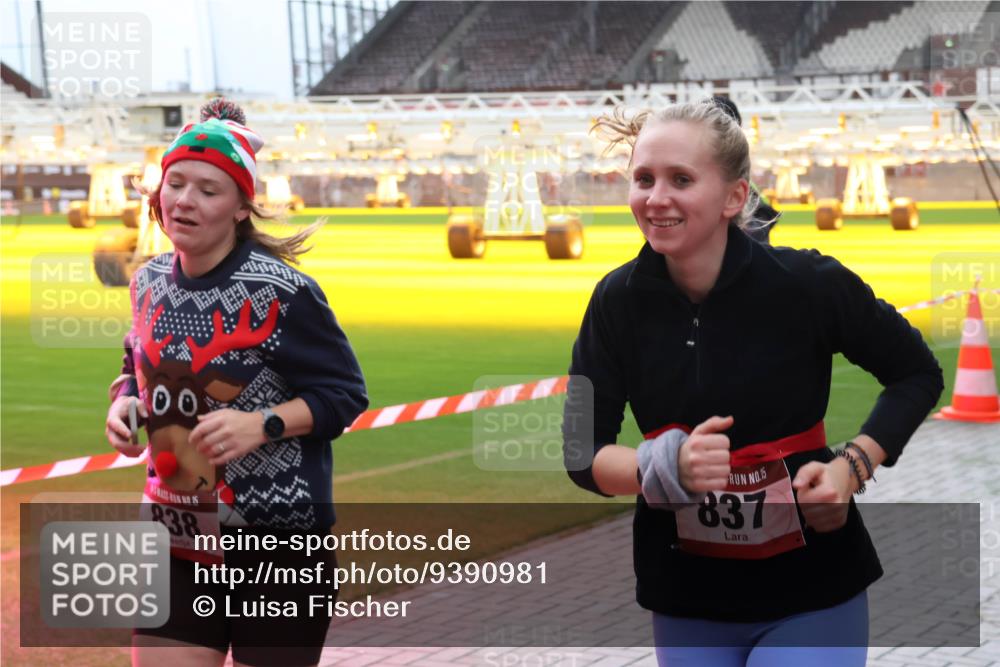 07.12.2025 - St. Pauli X-Mass-Run No. 15 Luisa Fischer http://msf.ph/oto/9390981 07.12.2025 11:02:22 Ziel 100, 838, 15, 837, 95, 193, 314, 317, 336, 376, 837, 838, 842, 847, 851, 1045, 1048, 1067, 1143, 1367, 1416, 1611, 1615, 1637, 1640, 2329, 2576 meine-sportfotos.de