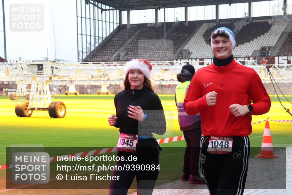 07.12.2025 - St. Pauli X-Mass-Run No. 15 Luisa Fischer http://msf.ph/oto/9390984 07.12.2025 11:02:25 Ziel 15, 1045, 15, 1048, 151, 95, 193, 314, 317, 336, 376, 837, 838, 842, 847, 851, 1045, 1048, 1067, 1143, 1416, 1611, 1637, 1640, 2329, 2519, 2520, 2576 meine-sportfotos.de