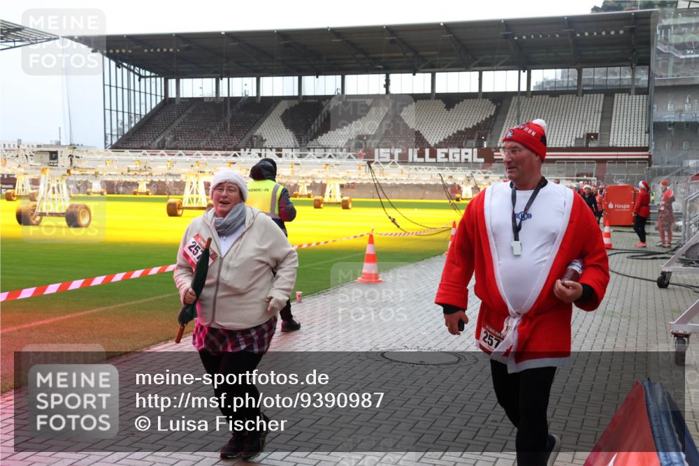 07.12.2025 - St. Pauli X-Mass-Run No. 15 Luisa Fischer http://msf.ph/oto/9390987 07.12.2025 11:02:43 Ziel 257, 257, 20, 25, 95, 193, 314, 317, 542, 547, 746, 747, 749, 751, 837, 838, 842, 847, 851, 1143, 1416, 1611, 2329, 2519, 2520, 2576 meine-sportfotos.de