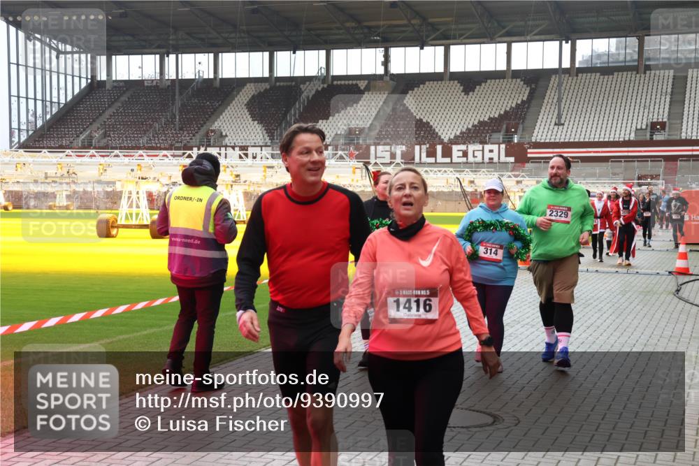 07.12.2025 - St. Pauli X-Mass-Run No. 15 Luisa Fischer http://msf.ph/oto/9390997 07.12.2025 11:03:01 Ziel 15, 1416, 314, 2329, 20, 25, 151, 160, 193, 314, 317, 502, 542, 547, 574, 746, 747, 749, 751, 847, 880, 953, 997, 1063, 1102, 1143, 1611, 2329, 2519, 2520 meine-sportfotos.de