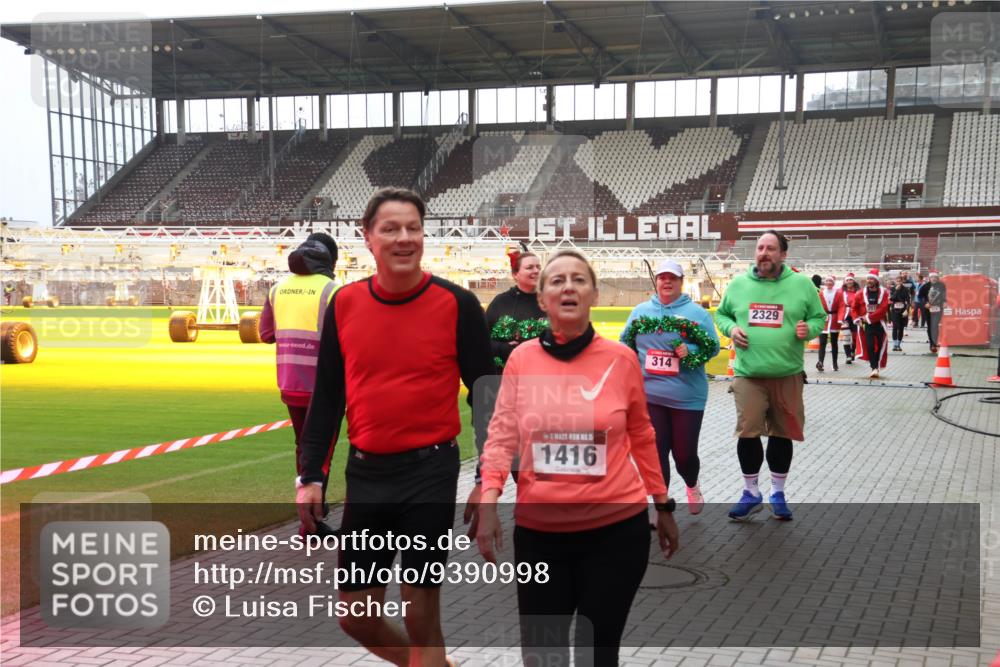 07.12.2025 - St. Pauli X-Mass-Run No. 15 Luisa Fischer http://msf.ph/oto/9390998 07.12.2025 11:03:01 Ziel 15, 1416, 314, 2329, 20, 25, 151, 160, 193, 314, 317, 502, 542, 547, 574, 746, 747, 749, 751, 847, 880, 953, 997, 1063, 1102, 1143, 1611, 2329, 2519, 2520 meine-sportfotos.de