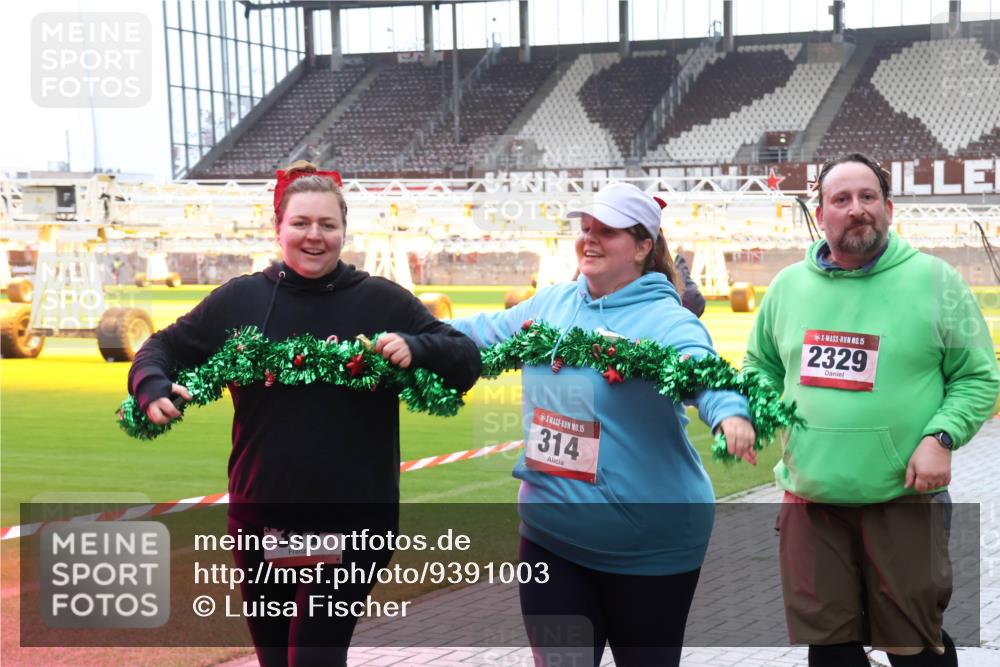 07.12.2025 - St. Pauli X-Mass-Run No. 15 Luisa Fischer http://msf.ph/oto/9391003 07.12.2025 11:03:04 Ziel 317, 15, 314, 15, 2329, 20, 25, 151, 160, 193, 314, 317, 502, 542, 547, 574, 602, 612, 746, 747, 749, 751, 847, 875, 880, 953, 997, 1063, 1102, 1611, 2329, 2519, 2520, 4809 meine-sportfotos.de