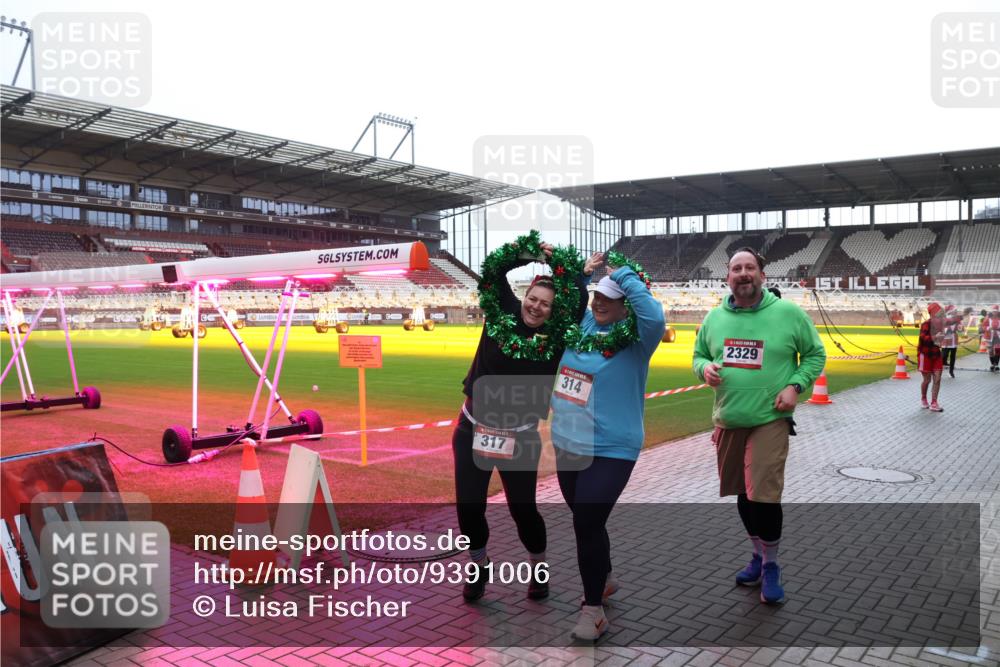 07.12.2025 - St. Pauli X-Mass-Run No. 15 Luisa Fischer http://msf.ph/oto/9391006 07.12.2025 11:03:05 Ziel 317, 314, 2329, 20, 25, 151, 160, 193, 314, 317, 502, 542, 547, 574, 599, 602, 612, 746, 747, 749, 751, 875, 880, 953, 997, 1063, 1102, 1611, 2329, 2519, 2520, 4809 meine-sportfotos.de