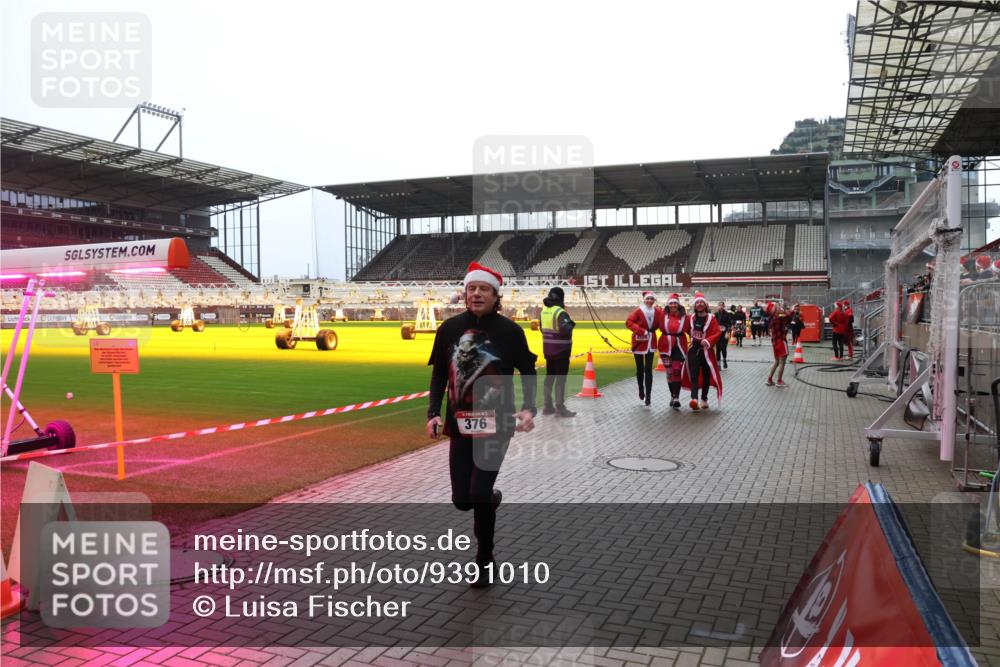 07.12.2025 - St. Pauli X-Mass-Run No. 15 Luisa Fischer http://msf.ph/oto/9391010 07.12.2025 11:03:13 Ziel 376, 20, 25, 151, 160, 502, 542, 547, 574, 599, 602, 612, 746, 747, 749, 751, 875, 880, 953, 997, 1063, 1102, 1644, 1668, 1670, 2520, 4809 meine-sportfotos.de