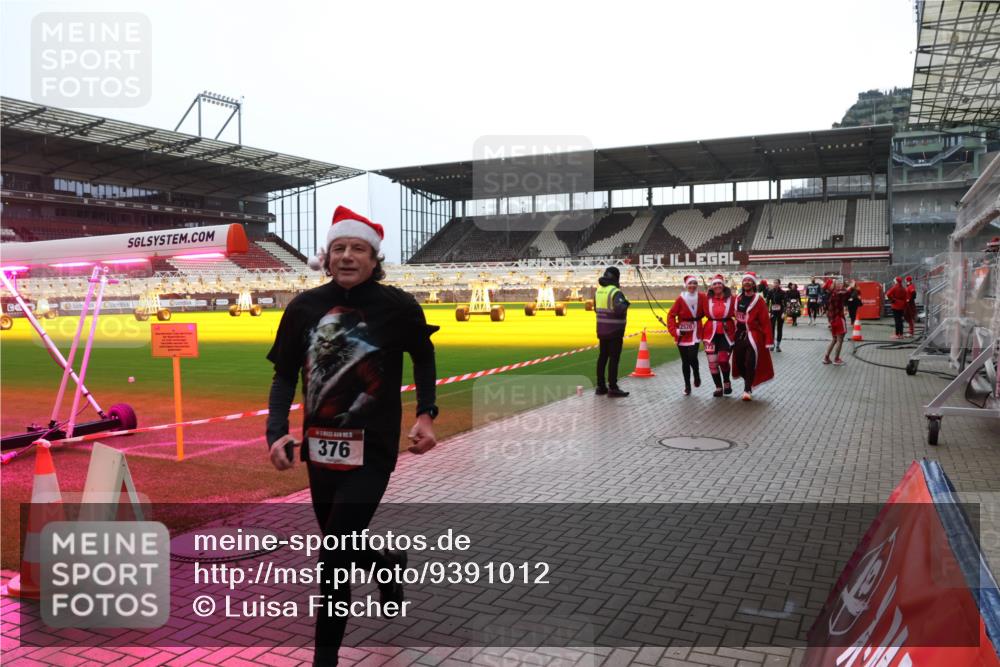 07.12.2025 - St. Pauli X-Mass-Run No. 15 Luisa Fischer http://msf.ph/oto/9391012 07.12.2025 11:03:13 Ziel 376, 2520, 20, 25, 151, 160, 502, 542, 547, 574, 599, 602, 612, 746, 747, 749, 751, 875, 880, 953, 997, 1063, 1102, 1644, 1668, 1670, 2520, 4809 meine-sportfotos.de