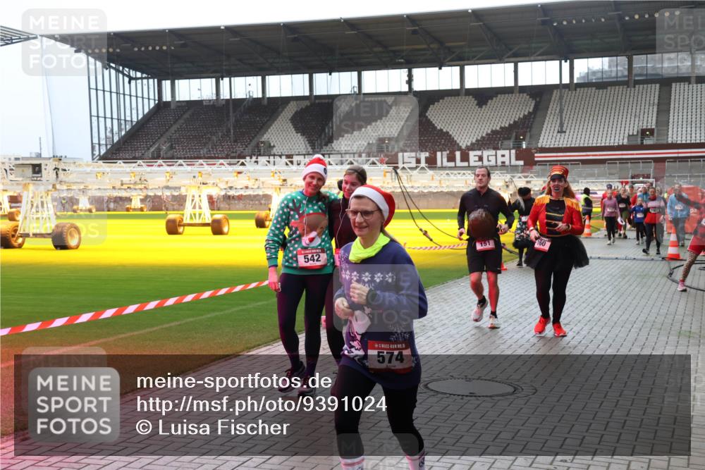 07.12.2025 - St. Pauli X-Mass-Run No. 15 Luisa Fischer http://msf.ph/oto/9391024 07.12.2025 11:03:22 Ziel 542, 15, 574, 151, 160, 20, 25, 151, 160, 502, 574, 599, 602, 612, 746, 747, 748, 749, 751, 853, 875, 880, 953, 997, 1063, 1102, 1139, 1199, 1385, 1644, 1668, 1670, 4809 meine-sportfotos.de