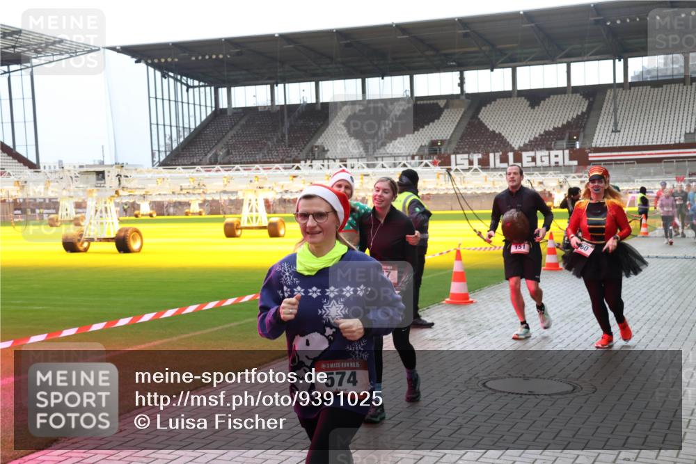 07.12.2025 - St. Pauli X-Mass-Run No. 15 Luisa Fischer http://msf.ph/oto/9391025 07.12.2025 11:03:23 Ziel 15, 574, 151, 20, 25, 151, 160, 502, 574, 599, 602, 612, 746, 747, 748, 749, 751, 853, 875, 880, 953, 997, 1063, 1102, 1139, 1199, 1385, 1644, 1668, 1670, 4809 meine-sportfotos.de