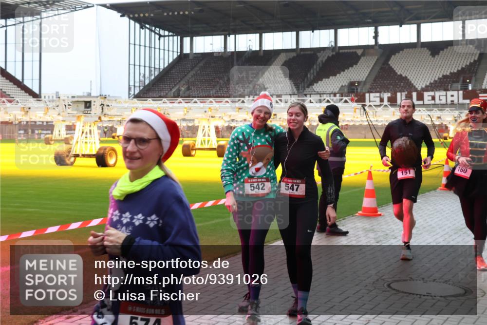 07.12.2025 - St. Pauli X-Mass-Run No. 15 Luisa Fischer http://msf.ph/oto/9391026 07.12.2025 11:03:23 Ziel 15, 542, 547, 151, 160, 20, 25, 151, 160, 502, 574, 599, 602, 612, 746, 747, 748, 749, 751, 853, 875, 880, 953, 997, 1063, 1102, 1139, 1199, 1385, 1644, 1668, 1670, 4809 meine-sportfotos.de