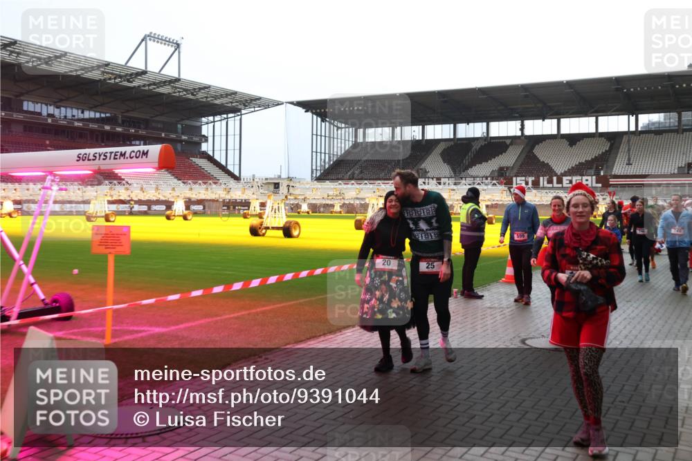 07.12.2025 - St. Pauli X-Mass-Run No. 15 Luisa Fischer http://msf.ph/oto/9391044 07.12.2025 11:03:34 Ziel 20, 25, 599, 746, 749, 61, 64, 151, 160, 186, 502, 574, 599, 602, 612, 748, 853, 875, 880, 953, 997, 1063, 1102, 1139, 1199, 1385, 1644, 1668, 1670, 1850, 4809 meine-sportfotos.de