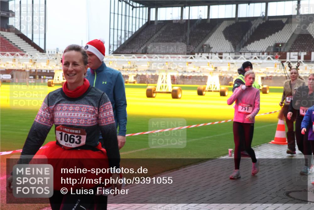 07.12.2025 - St. Pauli X-Mass-Run No. 15 Luisa Fischer http://msf.ph/oto/9391055 07.12.2025 11:03:38 Ziel 5, 1063, 751, 74, 61, 64, 102, 109, 151, 160, 186, 502, 574, 599, 602, 612, 748, 853, 875, 880, 953, 997, 1102, 1139, 1199, 1385, 1644, 1668, 1670, 1850, 4809 meine-sportfotos.de