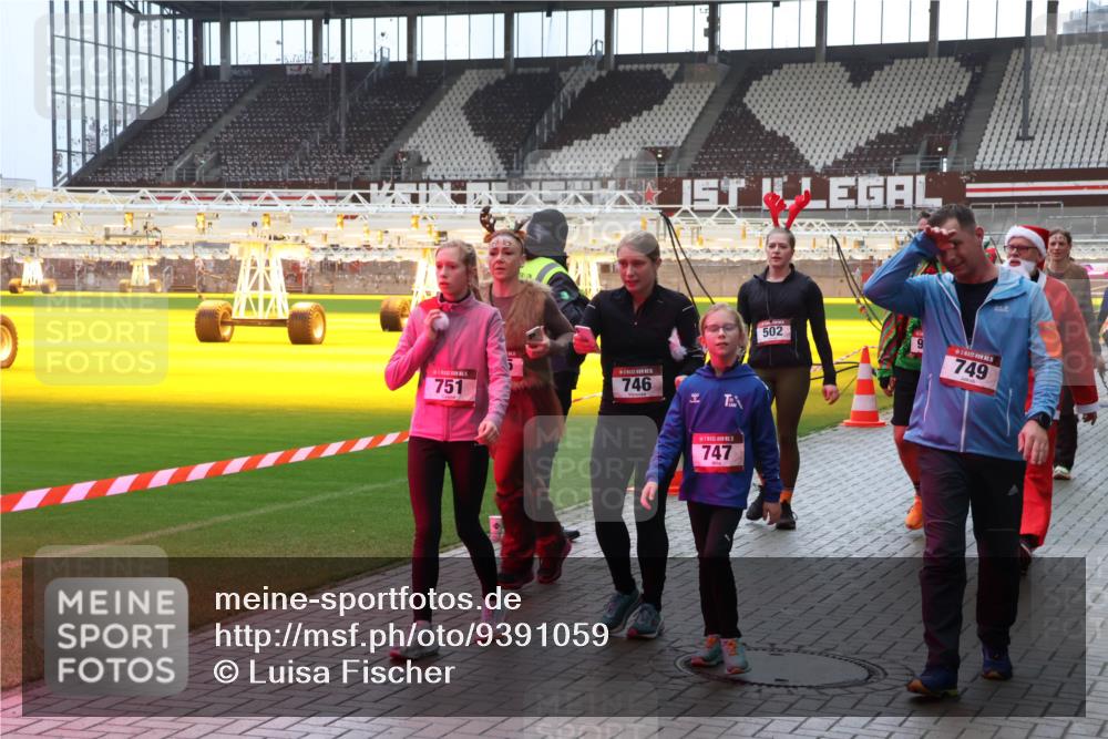 07.12.2025 - St. Pauli X-Mass-Run No. 15 Luisa Fischer http://msf.ph/oto/9391059 07.12.2025 11:03:39 Ziel 751, 746, 747, 502, 1, 5, 749, 61, 64, 102, 109, 151, 160, 186, 502, 574, 599, 602, 612, 748, 853, 875, 880, 953, 997, 1102, 1139, 1199, 1385, 1644, 1668, 1670, 1850, 4809 meine-sportfotos.de
