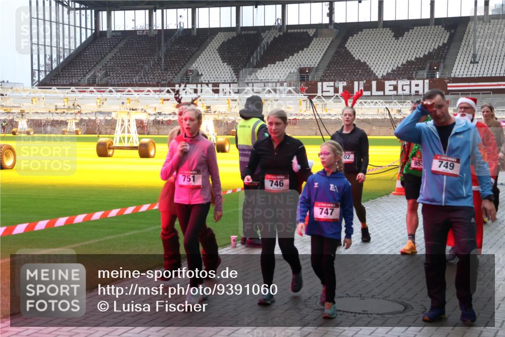 07.12.2025 - St. Pauli X-Mass-Run No. 15 Luisa Fischer http://msf.ph/oto/9391060 07.12.2025 11:03:40 Ziel 751, 746, 747, 502, 95, 749, 61, 64, 102, 109, 151, 160, 186, 502, 574, 599, 602, 612, 748, 853, 875, 880, 953, 997, 1102, 1139, 1199, 1385, 1644, 1668, 1670, 1850, 4809 meine-sportfotos.de