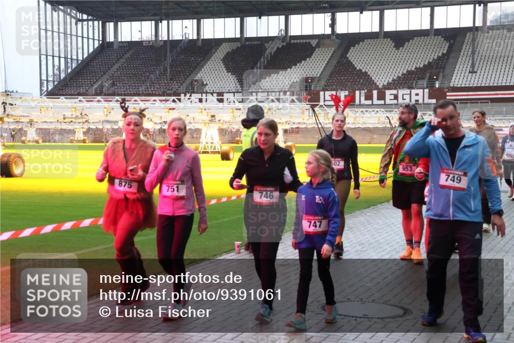 07.12.2025 - St. Pauli X-Mass-Run No. 15 Luisa Fischer http://msf.ph/oto/9391061 07.12.2025 11:03:40 Ziel 875, 751, 746, 747, 502, 953, 749, 1385, 61, 64, 102, 109, 151, 160, 186, 502, 574, 599, 602, 612, 748, 853, 875, 880, 953, 997, 1102, 1139, 1199, 1385, 1644, 1668, 1670, 1850, 4809 meine-sportfotos.de