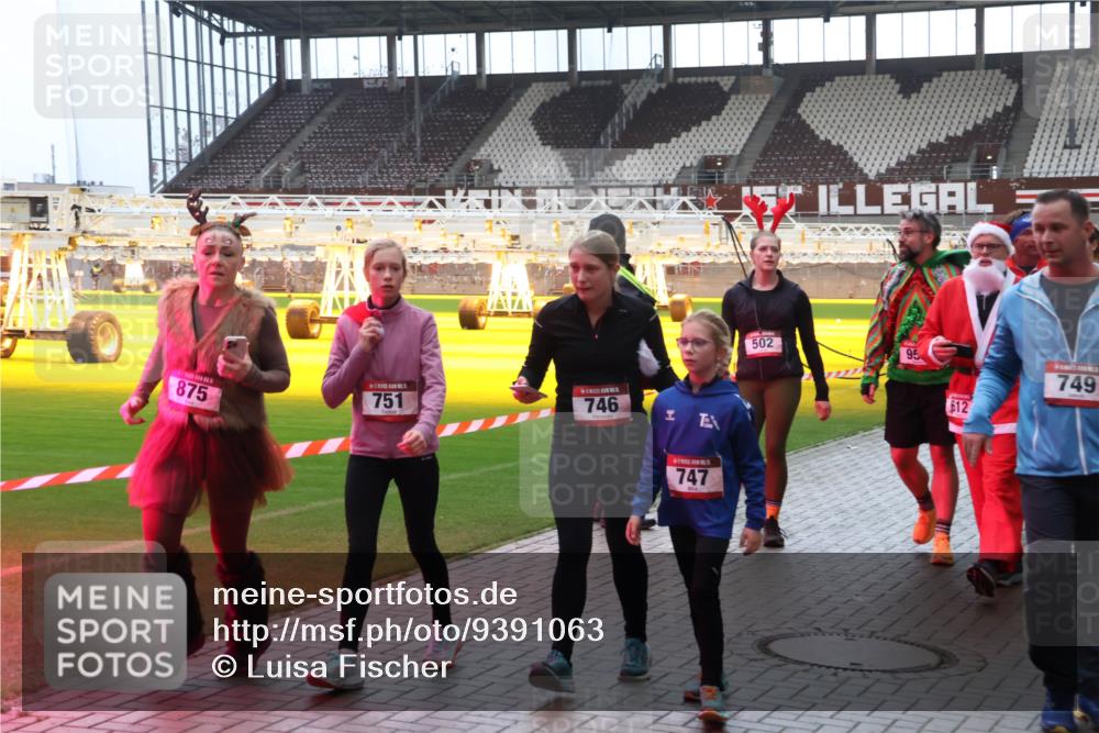 07.12.2025 - St. Pauli X-Mass-Run No. 15 Luisa Fischer http://msf.ph/oto/9391063 07.12.2025 11:03:40 Ziel 746, 875, 751, 747, 502, 95, 12, 749, 61, 64, 102, 109, 151, 160, 186, 502, 574, 599, 602, 612, 748, 853, 875, 880, 953, 997, 1102, 1139, 1199, 1385, 1644, 1668, 1670, 1850, 4809 meine-sportfotos.de