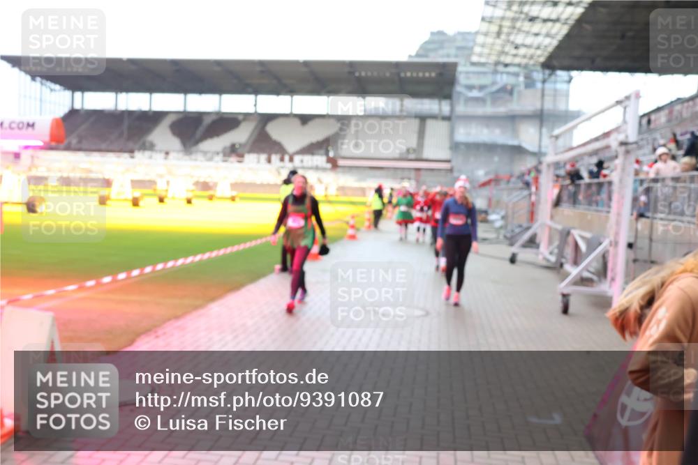 07.12.2025 - St. Pauli X-Mass-Run No. 15 Luisa Fischer http://msf.ph/oto/9391087 07.12.2025 11:04:04 Ziel 61, 64, 102, 109, 186, 297, 505, 514, 719, 748, 853, 1199, 1551, 1850, 1853, 1857, 1860 meine-sportfotos.de